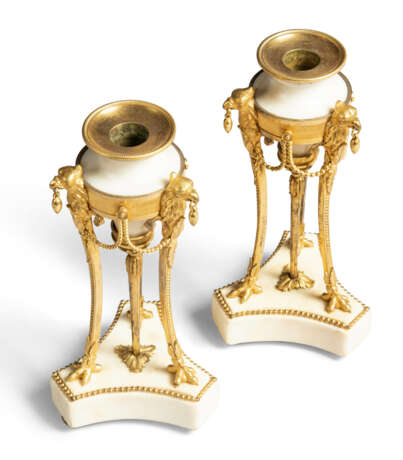 A PAIR OF LATE LOUIS XVI ORMOLU AND WHITE MARBLE CANDLESTICKS - Foto 4