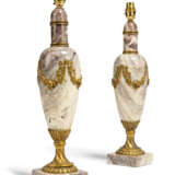 A PAIR OF GILT-METAL MOUNTED PURPLE BRECCIA MARBLE TABLE LAMPS - фото 1
