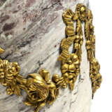 A PAIR OF GILT-METAL MOUNTED PURPLE BRECCIA MARBLE TABLE LAMPS - Foto 2
