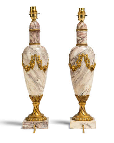 A PAIR OF GILT-METAL MOUNTED PURPLE BRECCIA MARBLE TABLE LAMPS - photo 3
