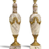 A PAIR OF GILT-METAL MOUNTED PURPLE BRECCIA MARBLE TABLE LAMPS - Foto 3