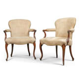 A PAIR OF GEORGE III MAHOGANY OPEN ARMCHAIRS - Foto 2