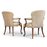 A PAIR OF GEORGE III MAHOGANY OPEN ARMCHAIRS - Foto 3
