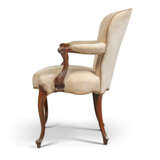 A PAIR OF GEORGE III MAHOGANY OPEN ARMCHAIRS - фото 4