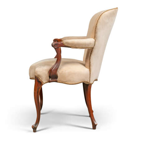 A PAIR OF GEORGE III MAHOGANY OPEN ARMCHAIRS - photo 4