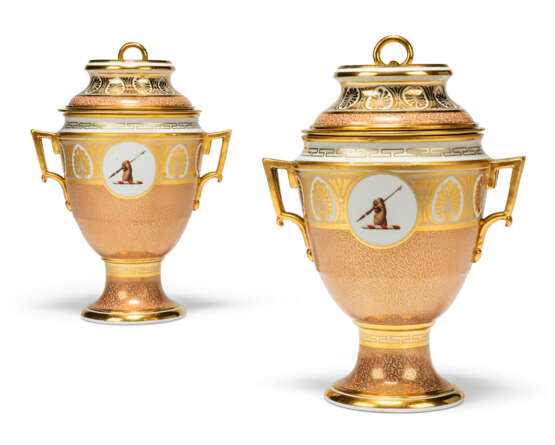 A PAIR OF WORCESTER (BARR, FLIGHT & BARR) PORCELAIN ARMORIAL TWO-HANDLED ICE-PAILS, COVERS AND LINERS - Foto 1