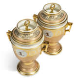 A PAIR OF WORCESTER (BARR, FLIGHT & BARR) PORCELAIN ARMORIAL TWO-HANDLED ICE-PAILS, COVERS AND LINERS - Foto 4