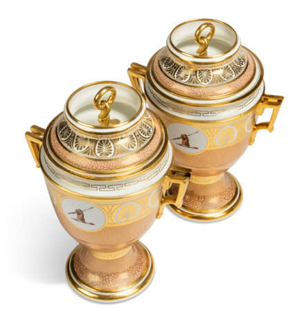 A PAIR OF WORCESTER (BARR, FLIGHT & BARR) PORCELAIN ARMORIAL TWO-HANDLED ICE-PAILS, COVERS AND LINERS - Foto 4