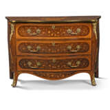 A GEORGE III ORMOLU-MOUNTED INDIAN ROSEWOOD, HAREWOOD AND MARQUETRY COMMODE - Foto 1