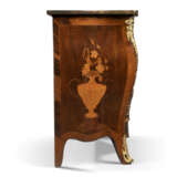 A GEORGE III ORMOLU-MOUNTED INDIAN ROSEWOOD, HAREWOOD AND MARQUETRY COMMODE - Foto 3