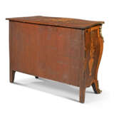 A GEORGE III ORMOLU-MOUNTED INDIAN ROSEWOOD, HAREWOOD AND MARQUETRY COMMODE - Foto 4