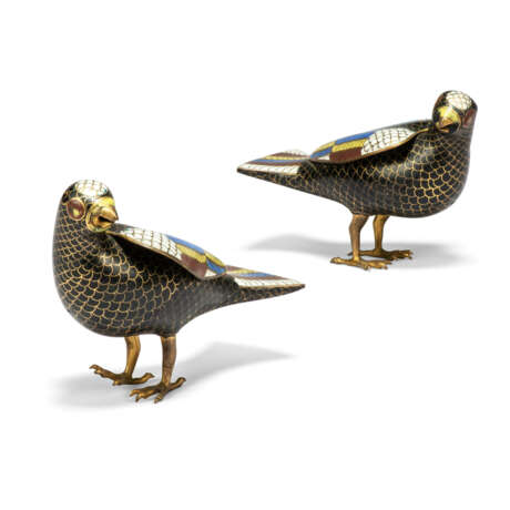A PAIR OF CHINESE CLOISONNE ENAMEL MODELS OF BIRDS - Foto 3