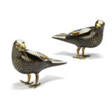A PAIR OF CHINESE CLOISONNE ENAMEL MODELS OF BIRDS - фото 3