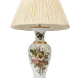 A PAIR OF CONTINENTAL PORCELAIN TWO-HANDLED VASES AND A FRENCH OPALINE GLASS VASE MOUNTED AS LAMPS - Foto 3