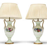 A PAIR OF CONTINENTAL PORCELAIN TWO-HANDLED VASES AND A FRENCH OPALINE GLASS VASE MOUNTED AS LAMPS - Foto 5