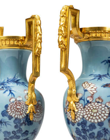 A PAIR OF LOUIS XVI ORMOLU-MOUNTED CHINESE UNDERGLAZE BLUE AND COPPER-RED PORCELAIN VASES - Foto 2