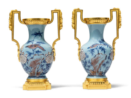A PAIR OF LOUIS XVI ORMOLU-MOUNTED CHINESE UNDERGLAZE BLUE AND COPPER-RED PORCELAIN VASES - Foto 3