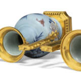 A PAIR OF LOUIS XVI ORMOLU-MOUNTED CHINESE UNDERGLAZE BLUE AND COPPER-RED PORCELAIN VASES - Foto 6