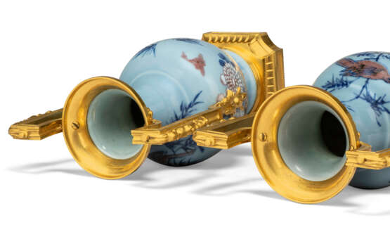 A PAIR OF LOUIS XVI ORMOLU-MOUNTED CHINESE UNDERGLAZE BLUE AND COPPER-RED PORCELAIN VASES - photo 6