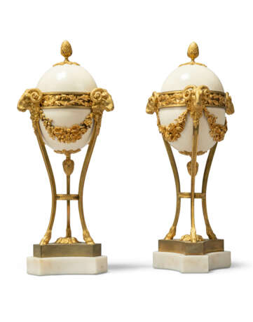 A PAIR OF LOUIS XVI-STYLE ORMOLU, WHITE MARBLE AND OSTRICH EGG BRULE-PARFUMS - photo 4