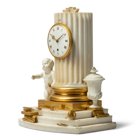 A GEORGE III ORMOLU-MOUNTED, DERBY BISCUIT PORCELAIN AND WHITE MARBLE `COLUMN` TIMEPIECE MANTEL CLOCK - Foto 4