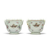 A PAIR OF CHINESE EXPORT FAMILLE ROSE ARMORIAL JARDINIERES - фото 3