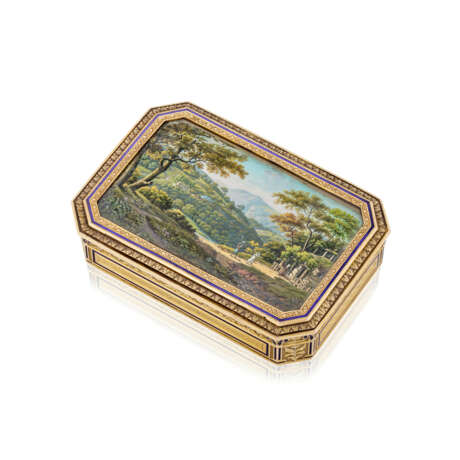 A FRENCH GOLD-MOUNTED SNUFF-BOX SET WITH A MINIATURE - фото 1