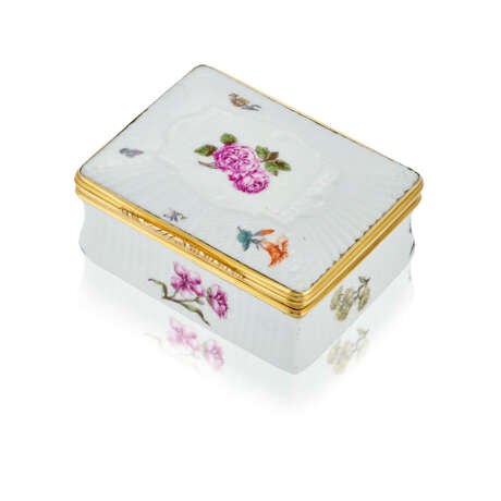 A GOLD-MOUNTED MEISSEN SNUFF-BOX - photo 1