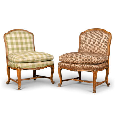 A PAIR OF LOUIS XV-STYLE WALNUT LOW CHAIRS - фото 1