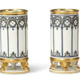 A PAIR OF WEDGWOOD BLACK JASPERWARE SPILL-VASES AND TWO PAIRS OF PARIS PORCELAIN SPILL-VASES - Foto 5
