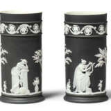 A PAIR OF WEDGWOOD BLACK JASPERWARE SPILL-VASES AND TWO PAIRS OF PARIS PORCELAIN SPILL-VASES - Foto 7