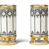 A PAIR OF WEDGWOOD BLACK JASPERWARE SPILL-VASES AND TWO PAIRS OF PARIS PORCELAIN SPILL-VASES - Foto 9