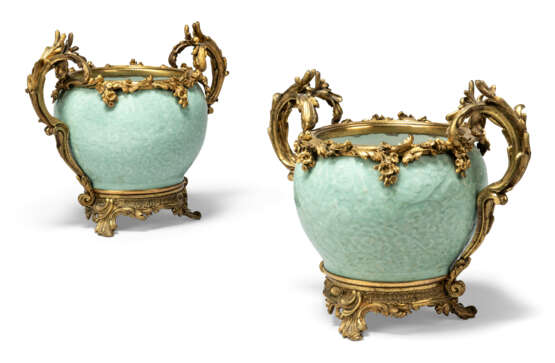 A PAIR OF LOUIS XV-STYLE ORMOLU-MOUNTED CHINESE MOULDED CELADON-GLAZED VASES - Foto 1