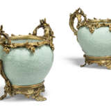 A PAIR OF LOUIS XV-STYLE ORMOLU-MOUNTED CHINESE MOULDED CELADON-GLAZED VASES - Foto 2
