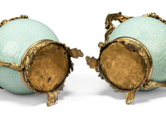A PAIR OF LOUIS XV-STYLE ORMOLU-MOUNTED CHINESE MOULDED CELADON-GLAZED VASES - Foto 4