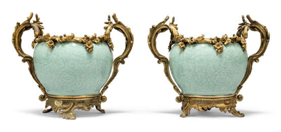 A PAIR OF LOUIS XV-STYLE ORMOLU-MOUNTED CHINESE MOULDED CELADON-GLAZED VASES - photo 5