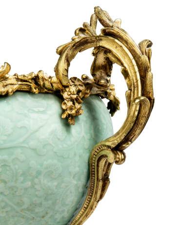 A PAIR OF LOUIS XV-STYLE ORMOLU-MOUNTED CHINESE MOULDED CELADON-GLAZED VASES - фото 6