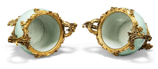 A PAIR OF LOUIS XV-STYLE ORMOLU-MOUNTED CHINESE MOULDED CELADON-GLAZED VASES - Foto 7