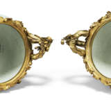 A PAIR OF LOUIS XV-STYLE ORMOLU-MOUNTED CHINESE MOULDED CELADON-GLAZED VASES - Foto 7