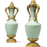 A PAIR OF LOUIS XVI ORMOLU-MOUNTED CHINESE CELADON-GLAZED VASES AND COVERS - Foto 1