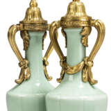 A PAIR OF LOUIS XVI ORMOLU-MOUNTED CHINESE CELADON-GLAZED VASES AND COVERS - Foto 2