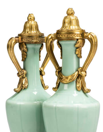 A PAIR OF LOUIS XVI ORMOLU-MOUNTED CHINESE CELADON-GLAZED VASES AND COVERS - Foto 2