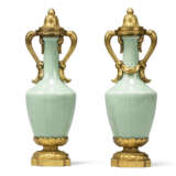 A PAIR OF LOUIS XVI ORMOLU-MOUNTED CHINESE CELADON-GLAZED VASES AND COVERS - Foto 3