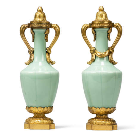A PAIR OF LOUIS XVI ORMOLU-MOUNTED CHINESE CELADON-GLAZED VASES AND COVERS - фото 3