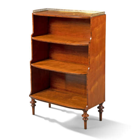 A GEORGE III-STYLE SATINBIRCH, MAHOGANY AND KINGWOOD-BANDED WATERFALL BOOKCASE - Foto 1