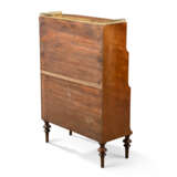 A GEORGE III-STYLE SATINBIRCH, MAHOGANY AND KINGWOOD-BANDED WATERFALL BOOKCASE - Foto 3