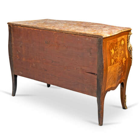 A DUTCH ORMOLU-MOUNTED TULIPWOOD, KINGWOOD, INDIAN ROSEWOOD AND FRUITWOOD MARQUETRY COMMODE - Foto 4