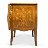 A DUTCH ORMOLU-MOUNTED TULIPWOOD, KINGWOOD, INDIAN ROSEWOOD AND FRUITWOOD MARQUETRY COMMODE - Foto 5