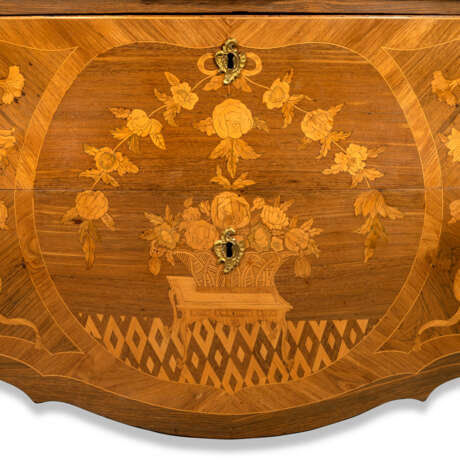 A DUTCH ORMOLU-MOUNTED TULIPWOOD, KINGWOOD, INDIAN ROSEWOOD AND FRUITWOOD MARQUETRY COMMODE - Foto 7