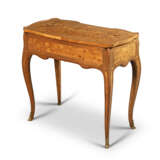 A LOUIS XV TULIPWOOD, KINGWOOD, AMARANTH AND FRUITWOOD MARQUETRY TABLE A ECRIRE - Foto 2